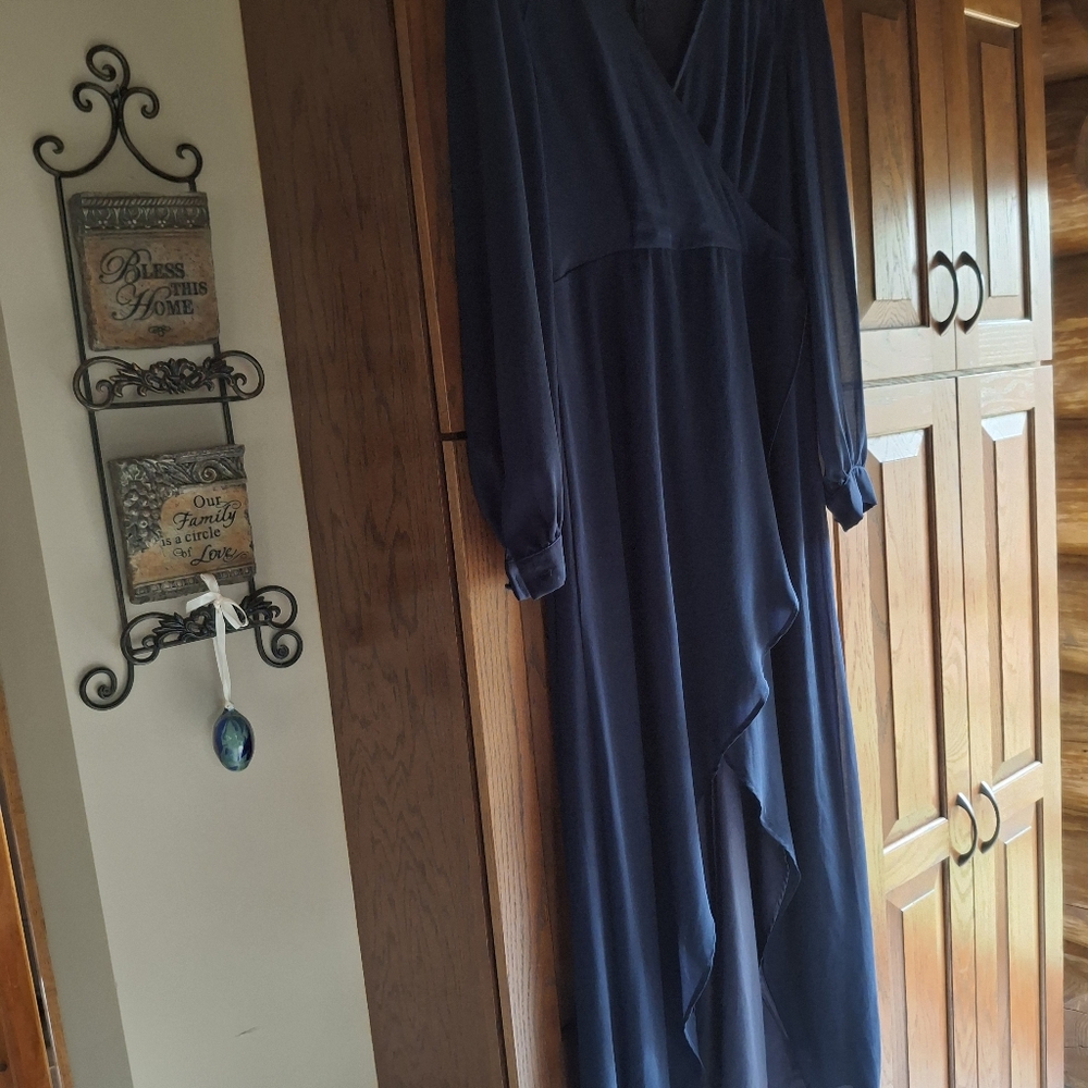 ๐Le Chateau Dress๐ - Picture 4 of 9